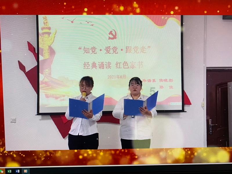 男子驾车遇骑行者被蜂蜜袭击，用衣服捂住头不停挥赶，想帮忙却不敢